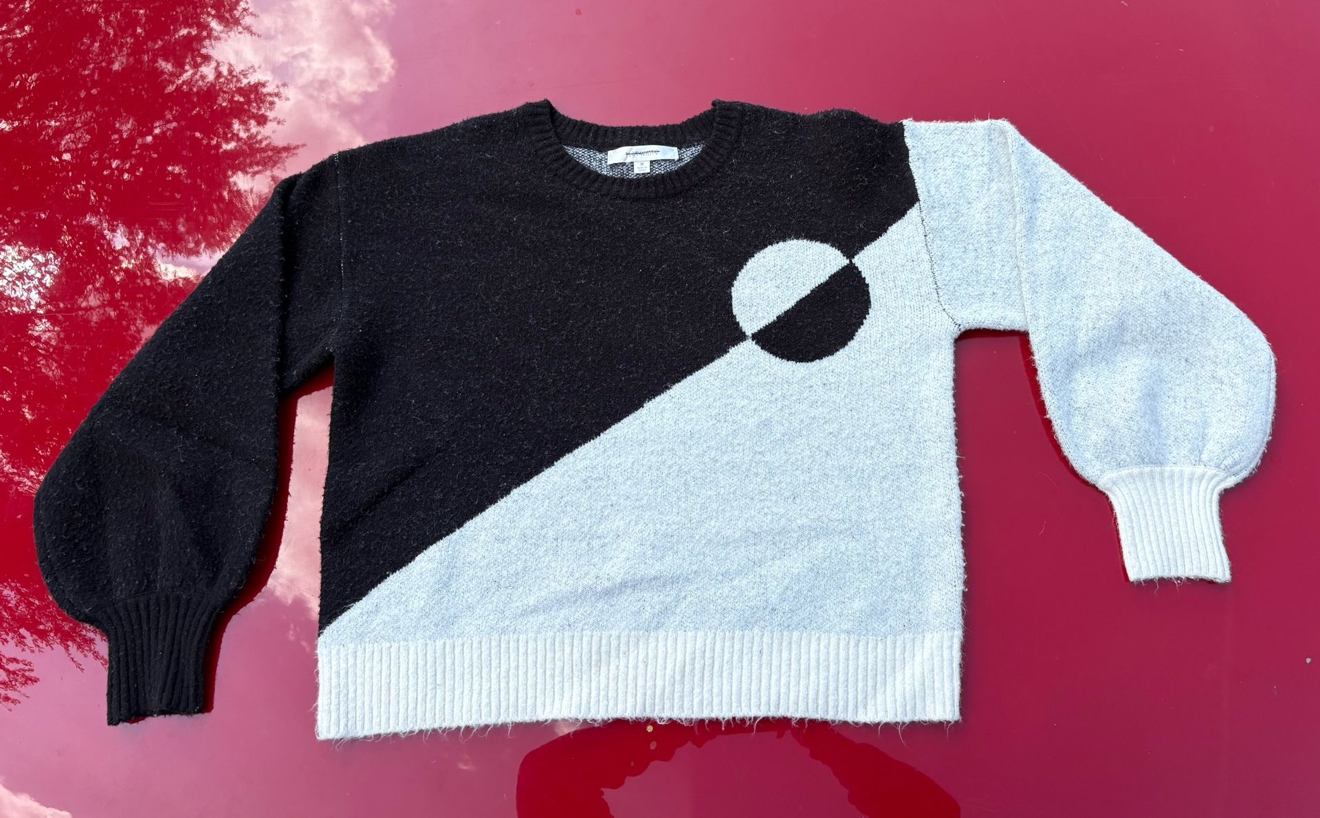  🖤🤍 Flat White Geometric Sweater – Size M