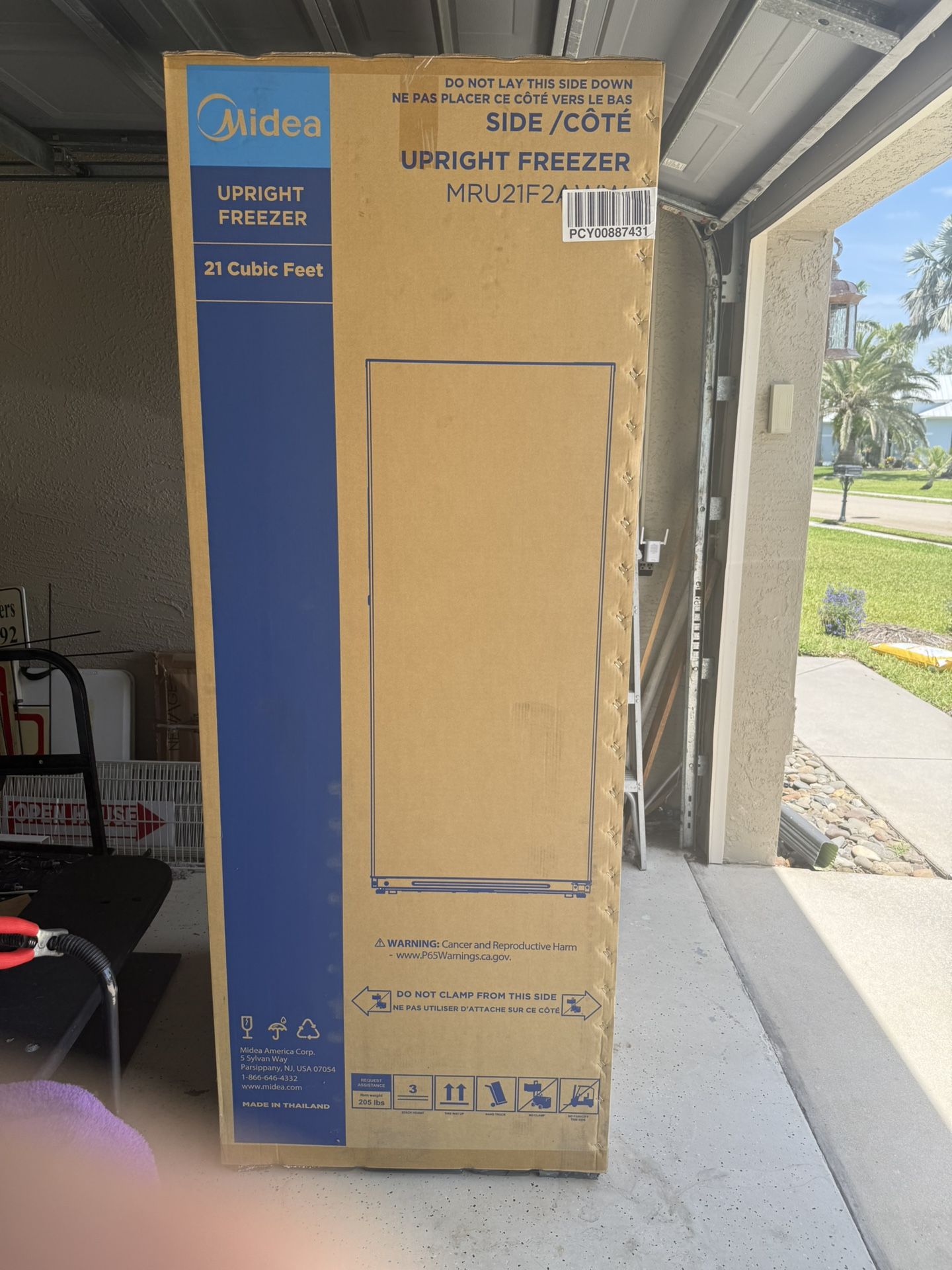 Brand new 21 CUFT Upright Freezer In box. Perfect For Your Restaurant. Factory Warranty.