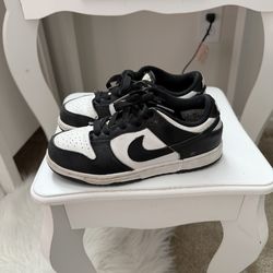 Nike dunk panda size 1Y