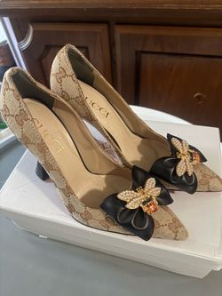 Gucci GG Supreme Bee Pumps