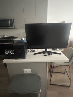 LG Ultra gear 32 inch with speakers