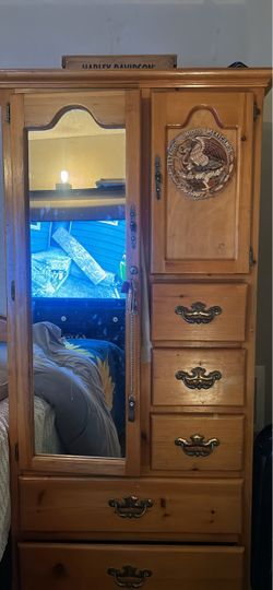 Free armoire with drawers and mirror