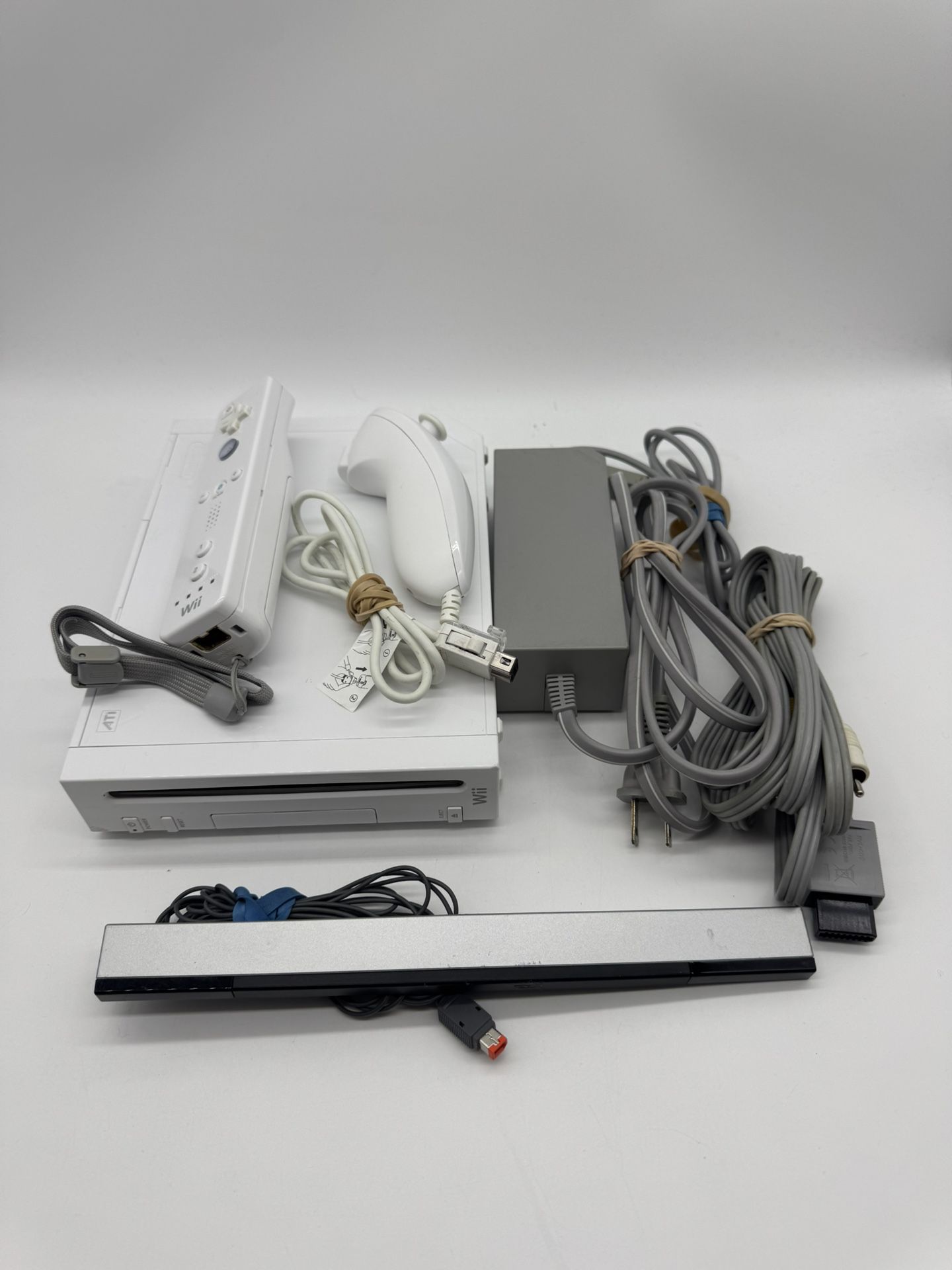 Nintendo Wii Console MODEL NO. RVL-001 (GameCube Compatible) Bundle Tested