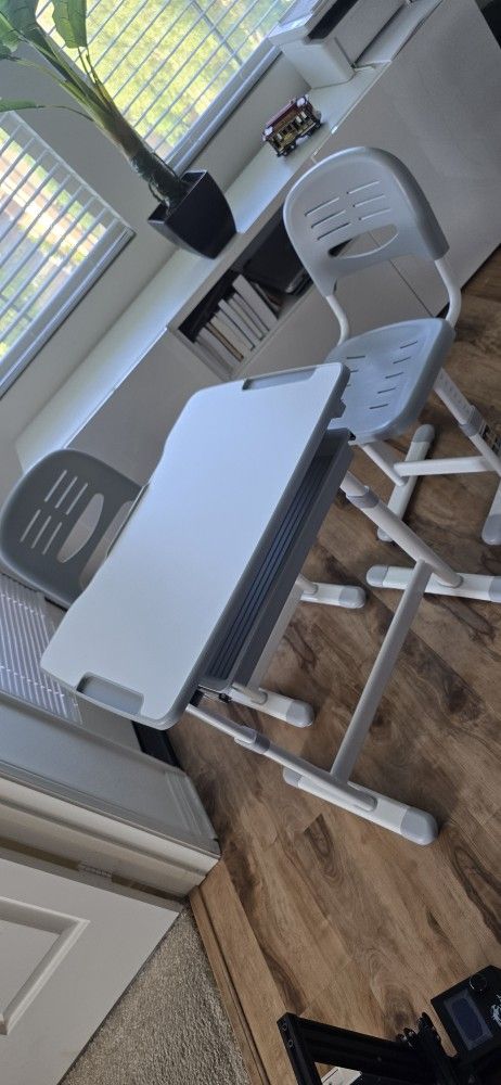 Kids Adjustable Desk + 2 Chairs Adjustable