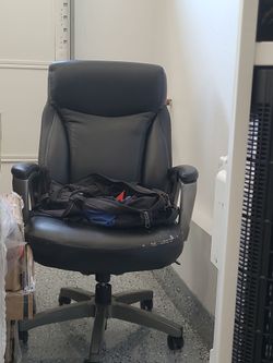 Black office chair