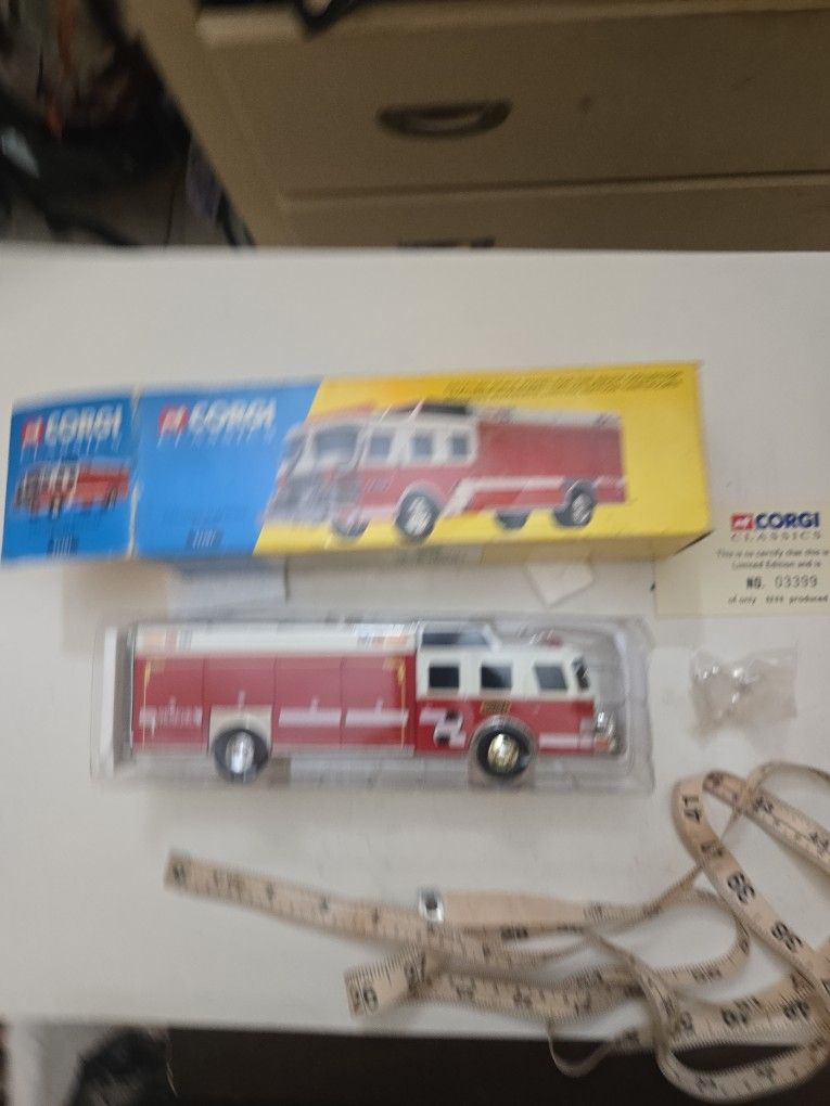 CORGI CLASSIC CYCLONE II RESCUE 52201 FIRE TRUCK