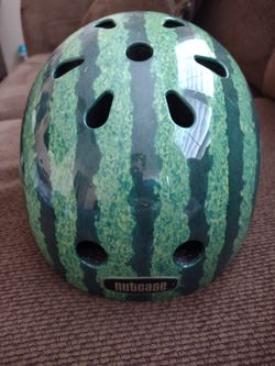 Bike Helmet  M  $25 Tiene Poco Uso