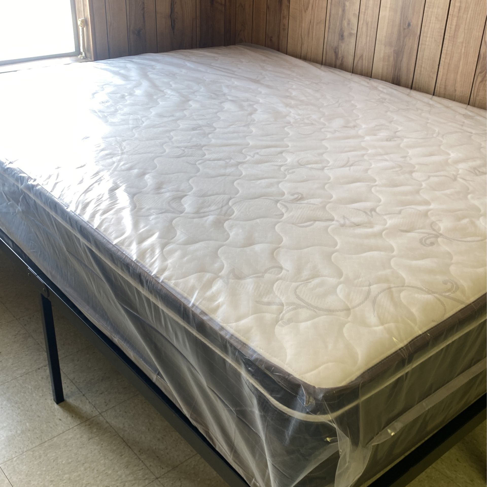 👑NEW QUEEN SIZE PILLOW TOP MATTRESS W.BOXSPRING INCLUDED 👑 CONTACT ME FOR MORE INFORMATION :