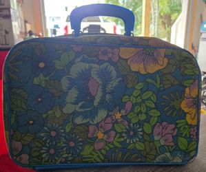 Vintage 1960s or 1970s Bantam Travelware overnight suitcase or train case featuring a classic "flower power"
