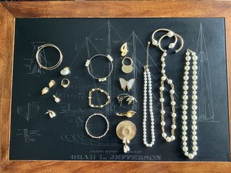20 Pieces Of Costume Jewelry Gold Tone & Pearl Looking Pieces Lot # 3