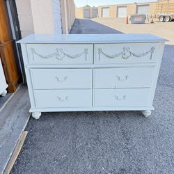 🎁BEAUTIFUL DRESSER/6 DRAWER-WHITE COLOR 54” X 17” X 34”🎁