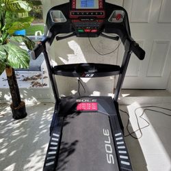 Treadmill SOLE F63