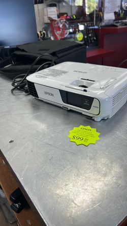1003 Epson H719A 3200 Lumen  LCD Projector with Carry Bag 586681