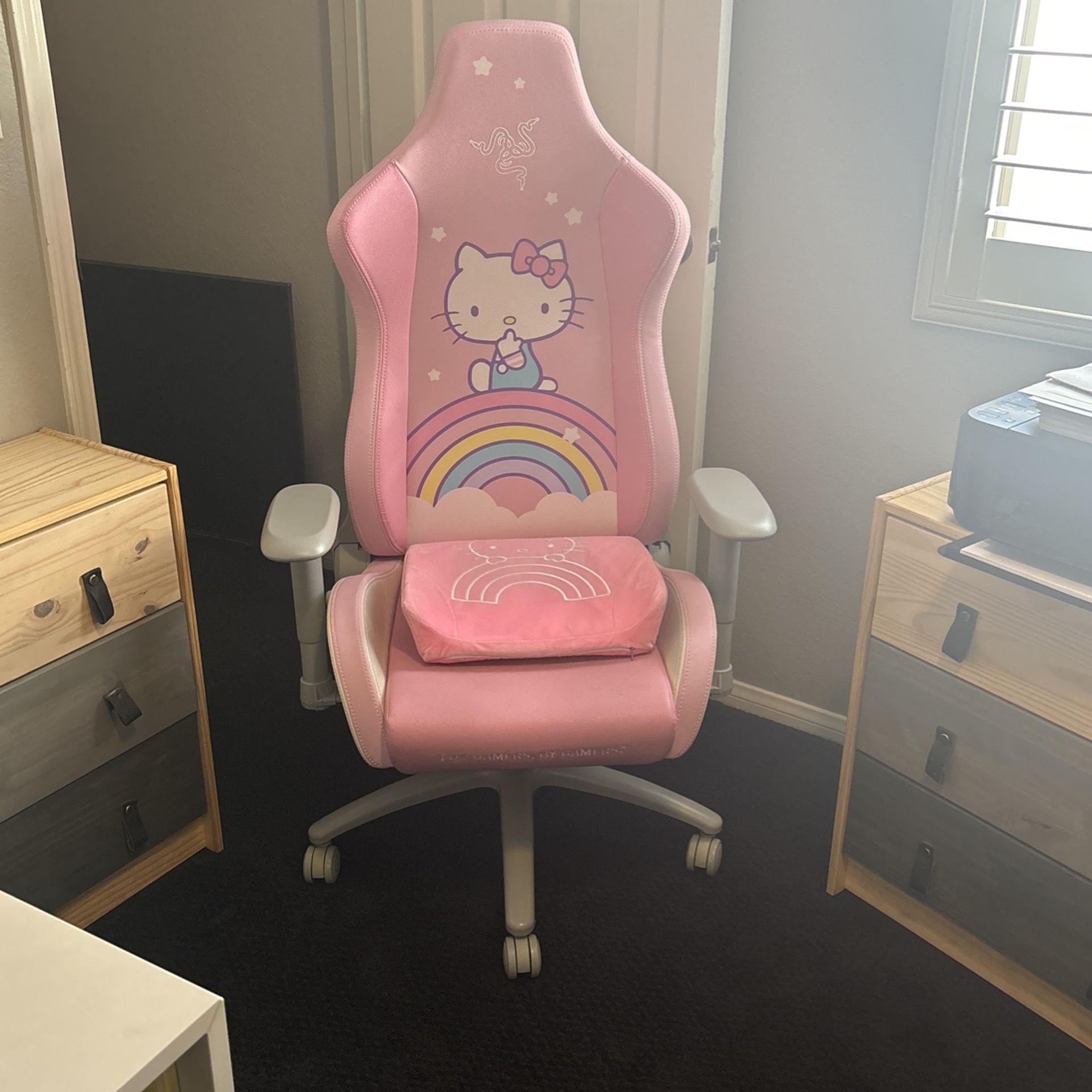 Razer Iskur X Hello Kitty And Friends Edition Ergonomic Gaming Chair & Matching Lumbar Cushion