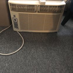 Frigidaire AC Unit (with remote)
