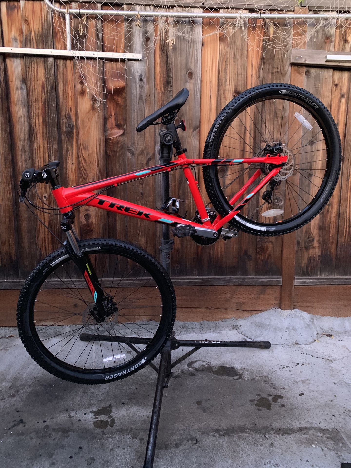 2018 Trek Marlin 5 Medium frame 27.5 wheels and tires front and rear disc brakes excellent condition (NO TRADE AVAILABLE)