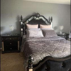 Queen bed, 2 Nightstand, Chest of 5 Drawers , Dresser with mirror