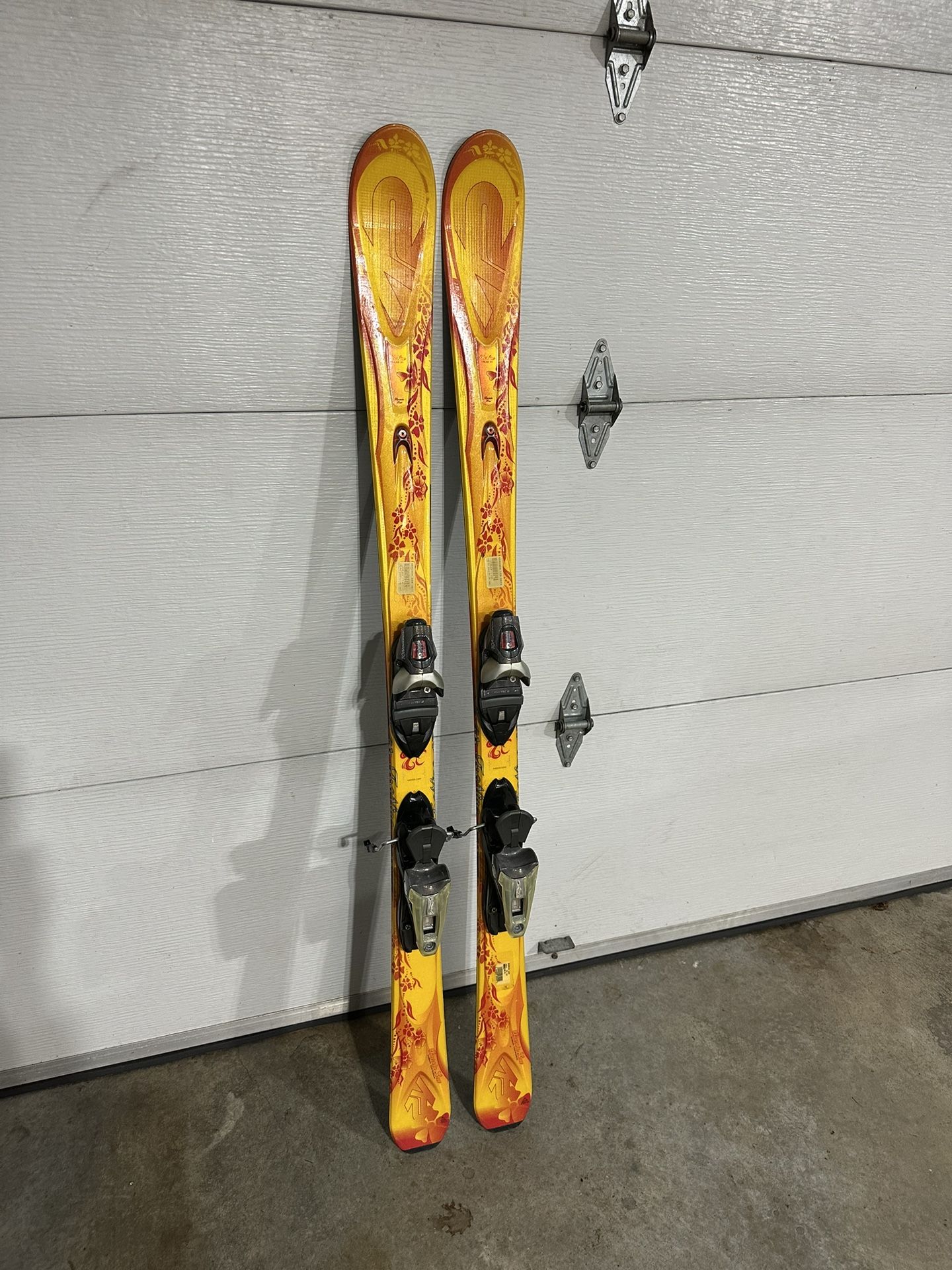 K2 Burnin Luv 146cm Skis and Rossignol Bindings