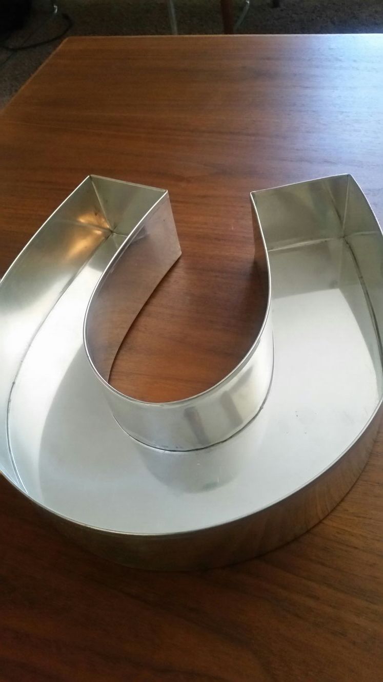 13" long 3 " thk "U" or Horseshoe cake pan