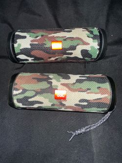2 JBL Flip 4 (parts only)