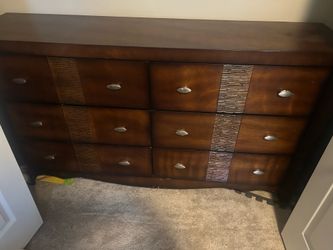 Beautiful dresser with mirror  excellent condition