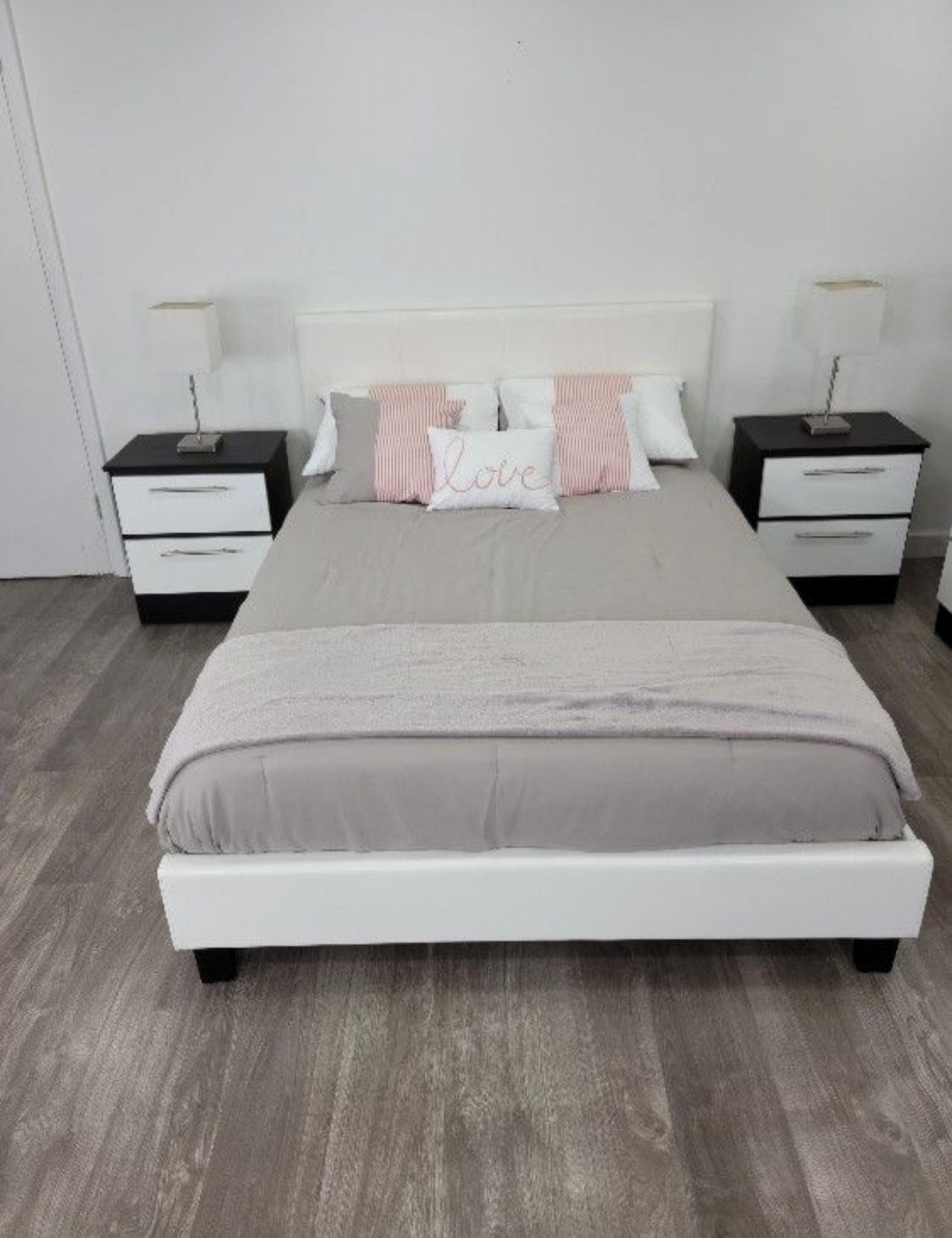 Brand New Bed And Two Nightstands - Cama Y Dos Mesitas De Noche Nuevos A Estrenar 
