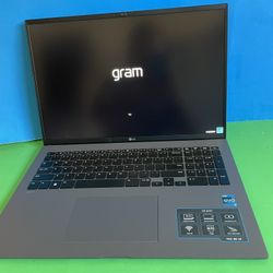 LG Gram 17” (2022) i7 12th Generation 16GB 512GB super light powerful Premium laptop (Evo certified)