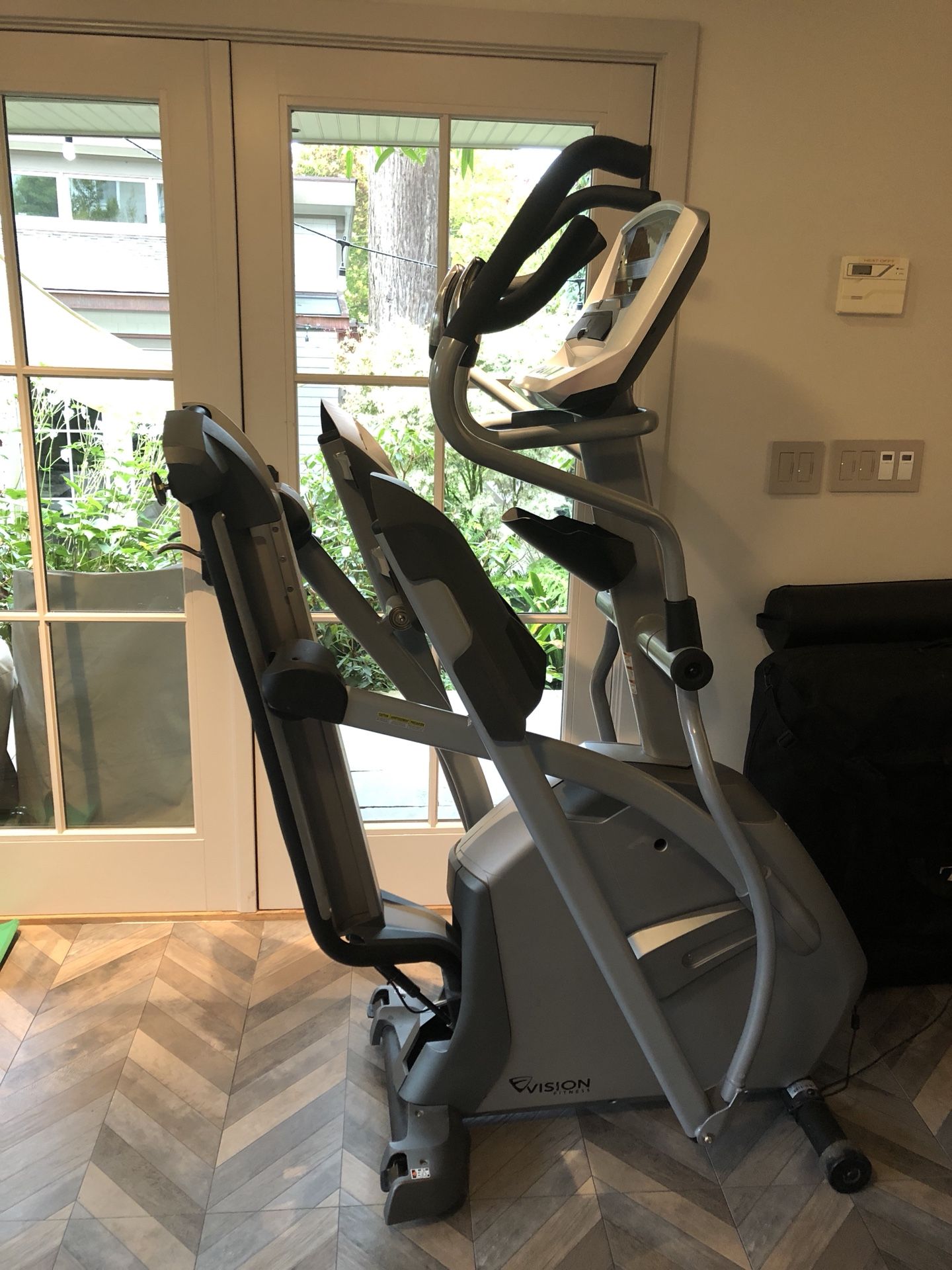 Space saving elliptical trainer great condition