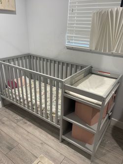 Cuna para bebé color gris,, la tengo desarmada
