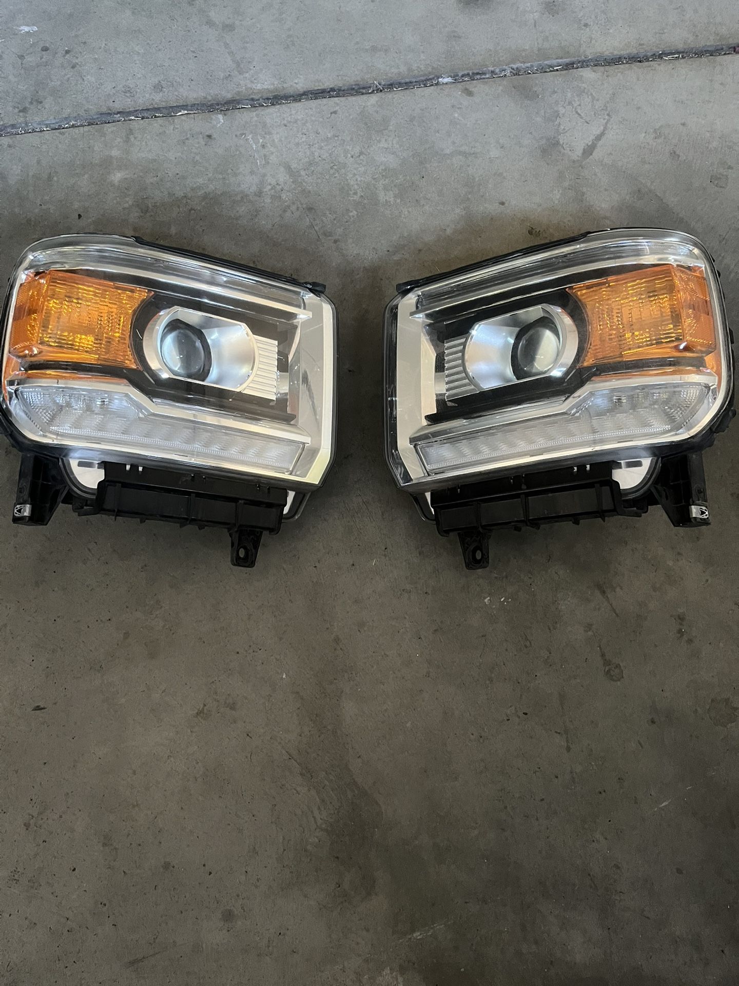 2017 GMC Sierra 2500hd Headlights OEM (original Headlights)