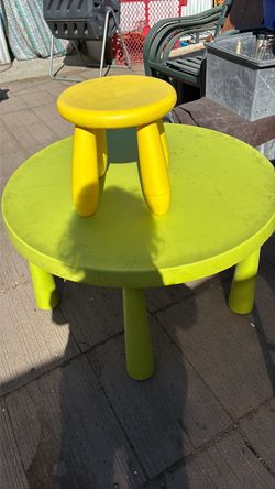 Kids table and chairs