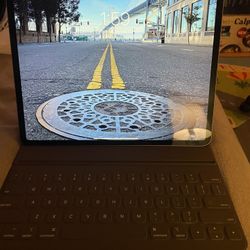 iPad Pro 12.9 3rd Generation With Case And Keyboard 256 Gb