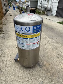 CARBONATION TANK WITH BASE . EXCELLENT CONDITION. GREAT FOR RESTAURANTS, BARS  ECT… . 48  INCHES TALL BY 20  ROUND. $200.00  OR BEST OFFER. 