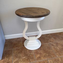 End Table.   Solid Wood Pine Top