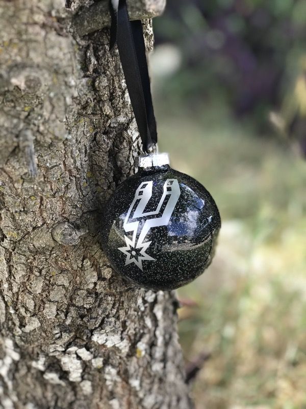 CUSTOM ORNAMENTS AND HOLIDAY PLATES