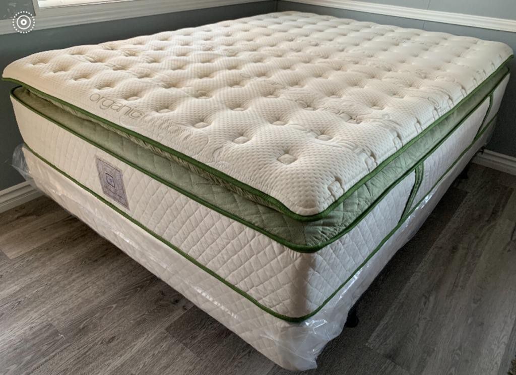 Queen élite organic superior plush hybrid gel pillow top mattress and boxpring