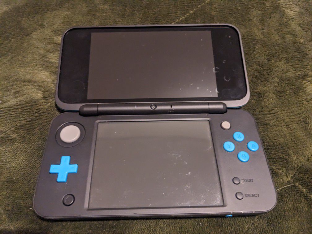 Nintendo New 2DS XL w/games and chager