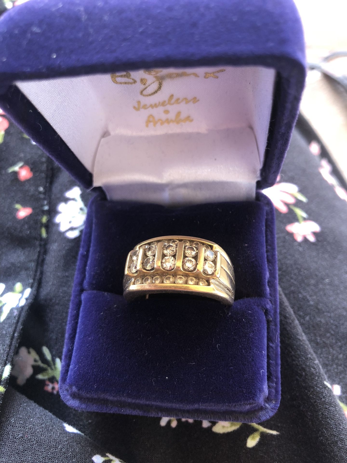 10.9 Gram 14 Kt Gold Diamond Gents Ring Size 10