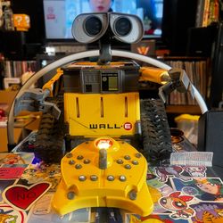 Disney Pixar 9.5" Wall-E Thinkway Remote Control RC Toy w/Remote