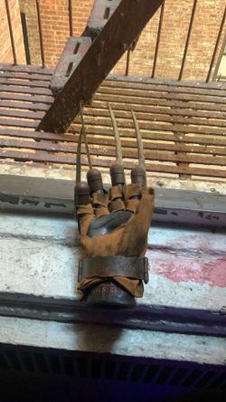 Name Elm Street glove