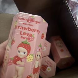 Strawberry love sonny angel 🍓