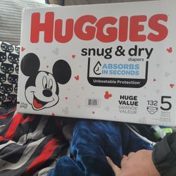 Huggies Baby Diapers  Size 5    Huge Value Boxes 132 Count 