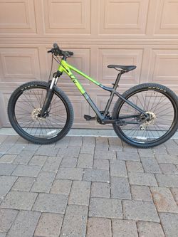 GIANT LIV TEMPT 3 MOUNTAIN BIKE 27.5 INCH LIKE NEW ( SMALL)