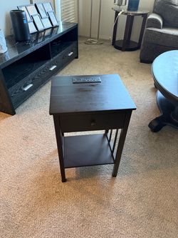 End Table / Nightstand w Built-In Outlets & USB