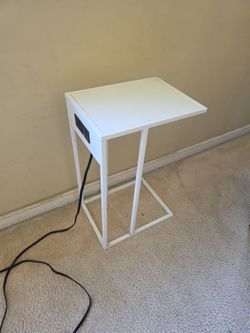 White stand with 10 feet long charging port