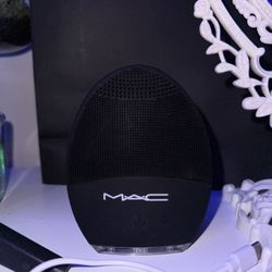 MAC Cosmetics Vibrating Cleansing Brush