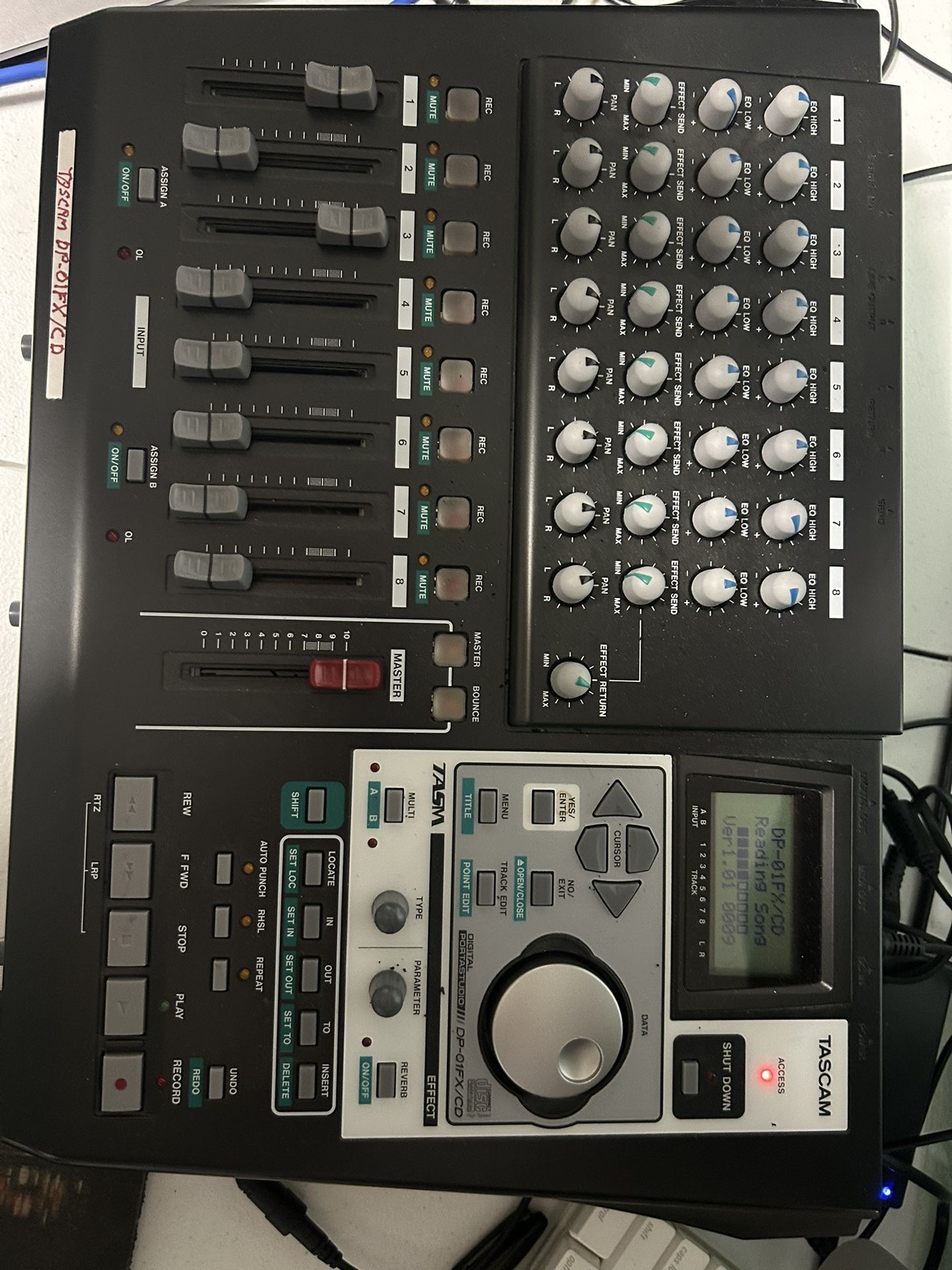 16-track digital recorder with 8-track simultaneous recording via 8 analog inputs Built-in CD‑RW drive, allowing you to record and burn audio CDs dir