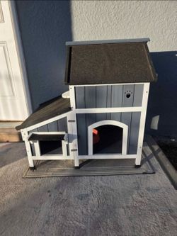 SMALL DOG HOUSE... 100$ CASH! MUST PICK UP
