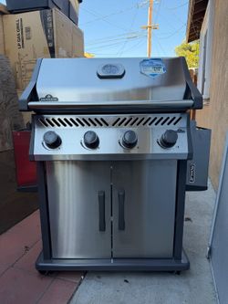 Napoleon Rogue 4-Burner Gas Grill