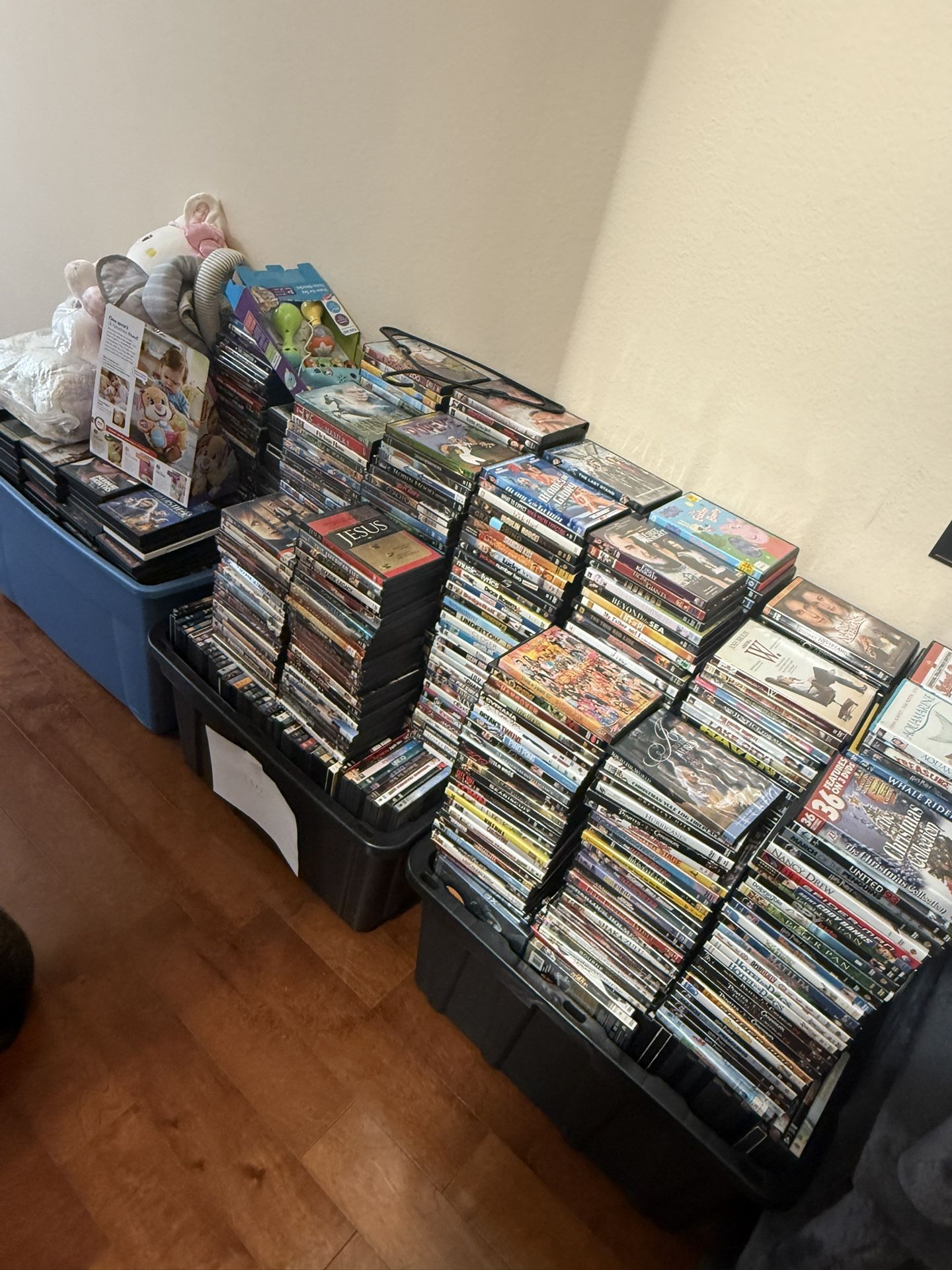 Movie Bundle Lot Wholesale DVD and Blu-ray About 1,622 Pieces